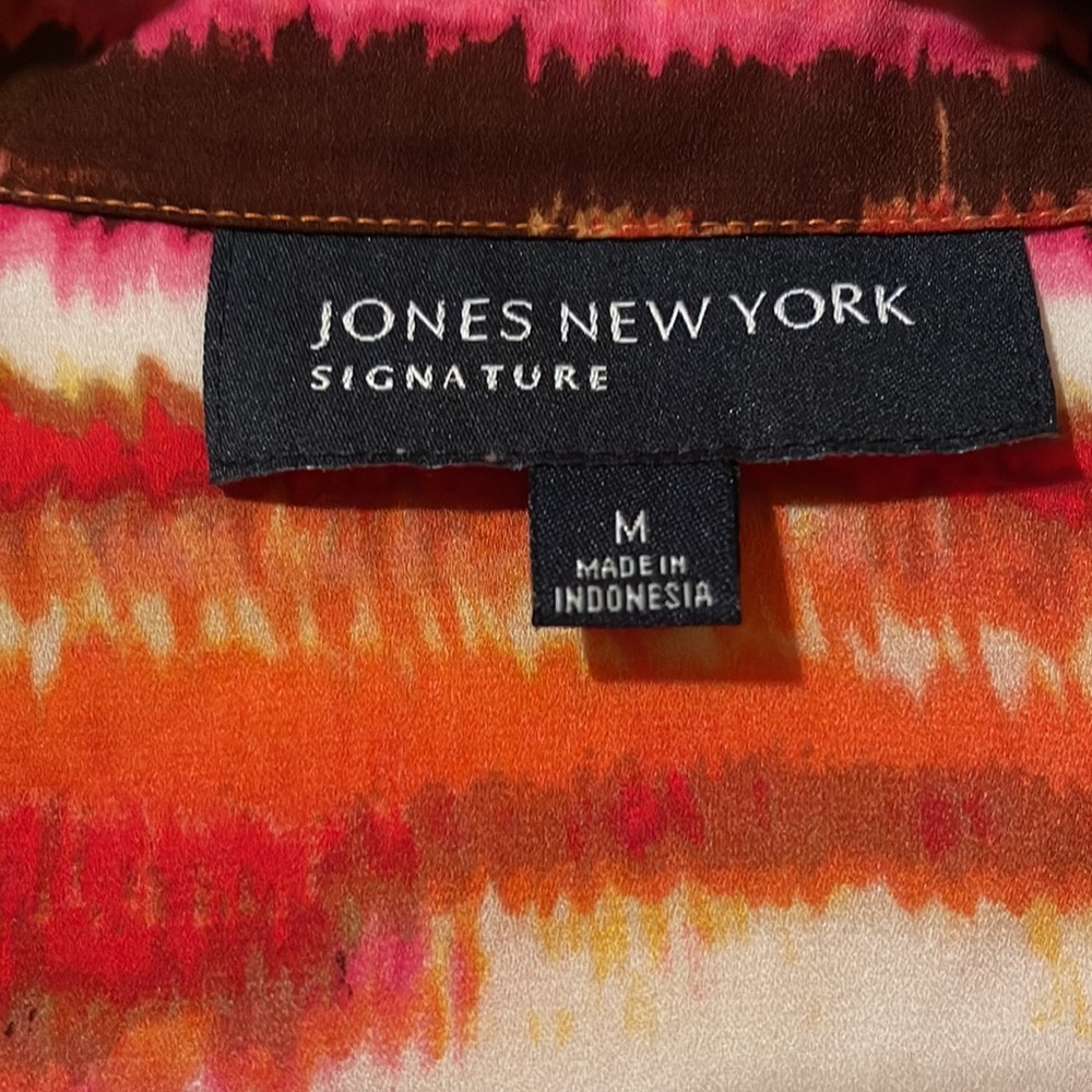 Size medium. Jones New York button up blouse. Good condition - Picture 2 of 3